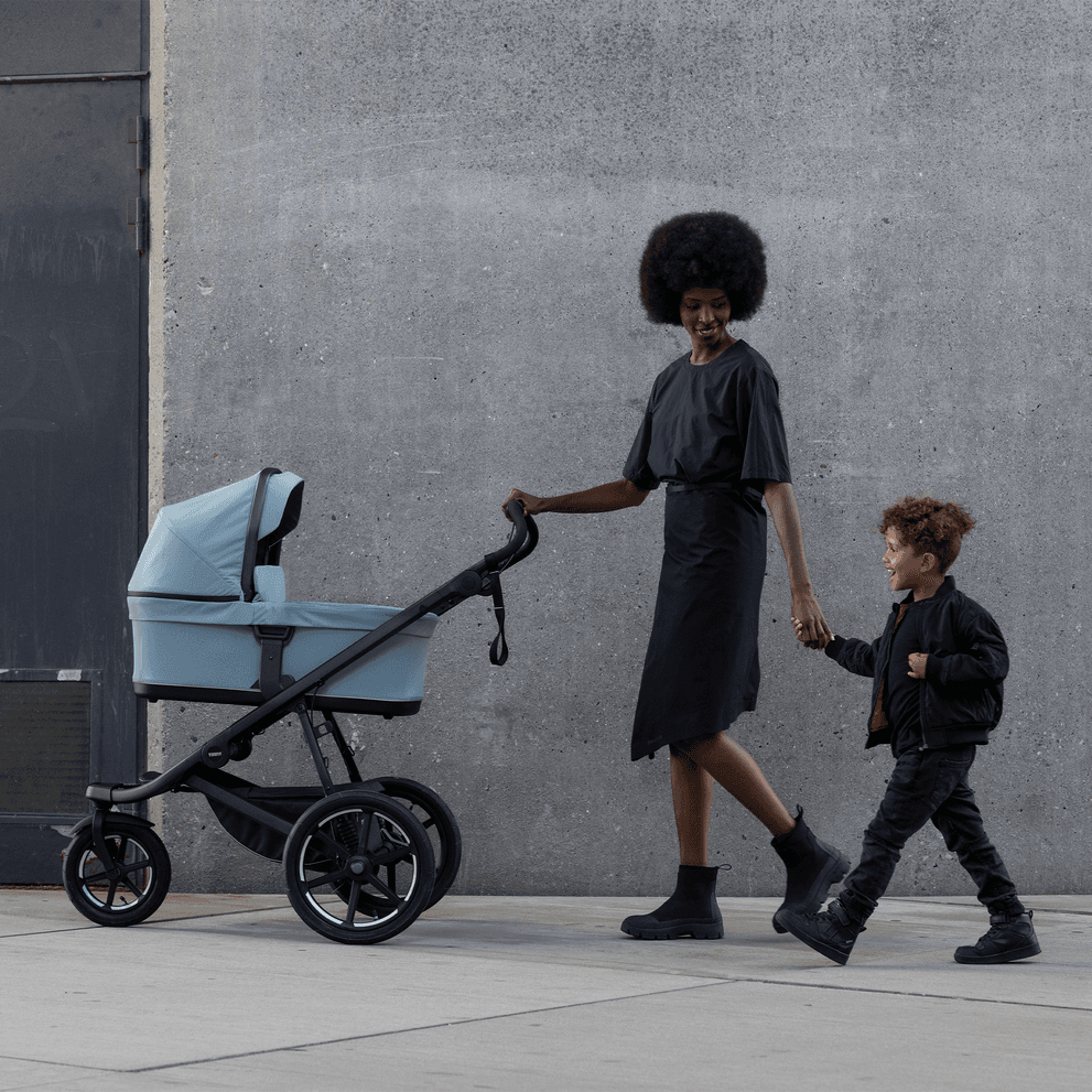Thule Urban Glide 3 full-size stroller all-terrain stroller thumbnail 5 - detailed view showing features and design